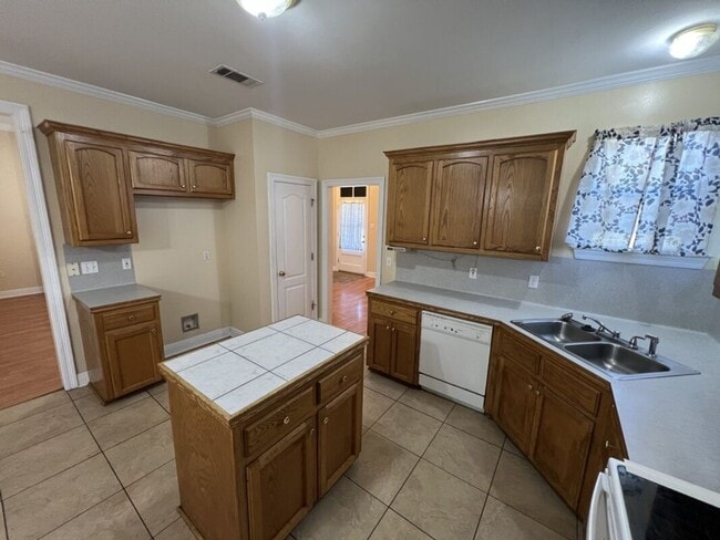 Building Photo - Corner-Lot Comfort in Zachary! — Spacious 3BR Home in Ravenwood Subdivision