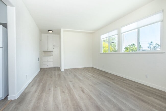 Building Photo - Refreshed 1 bed / 1bath Second Floor Unit in the Heart of Pacific Beach!