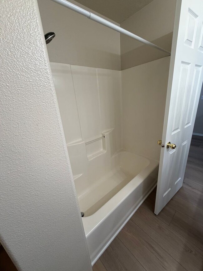 Building Photo - 413 Roger Smith Dr