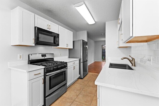 Building Photo - 607 Russet Valley Dr