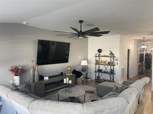 Building Photo - 112 Oakwood Ct