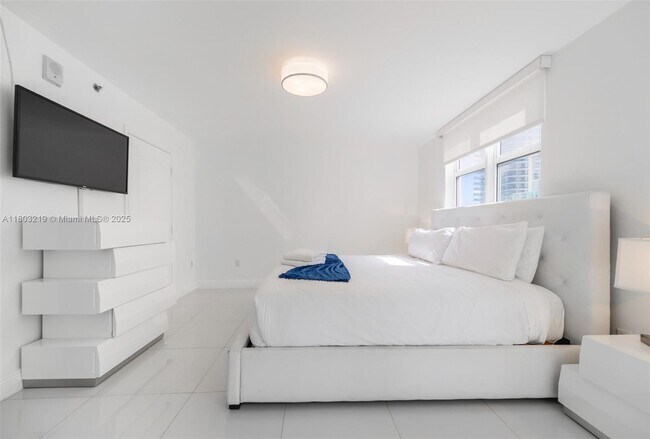 Building Photo - 1200 Brickell Bay Dr