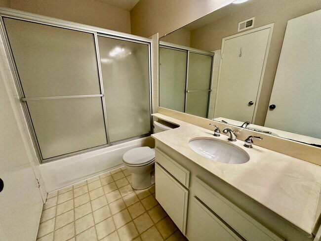 Building Photo - Spacious La Jolla 2BR/1.5BA Townhouse with...