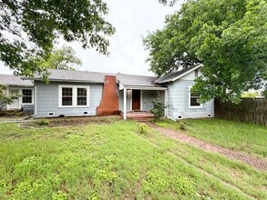Building Photo - Spacious 3 bedroom with its own micro-park!