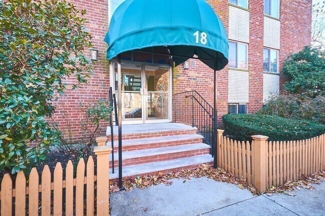 Building Photo - 18 Pond St