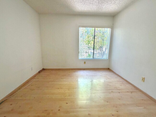 Building Photo - Bright & Updated 2bed 1 bath Tarzana Condo in Gated Community!