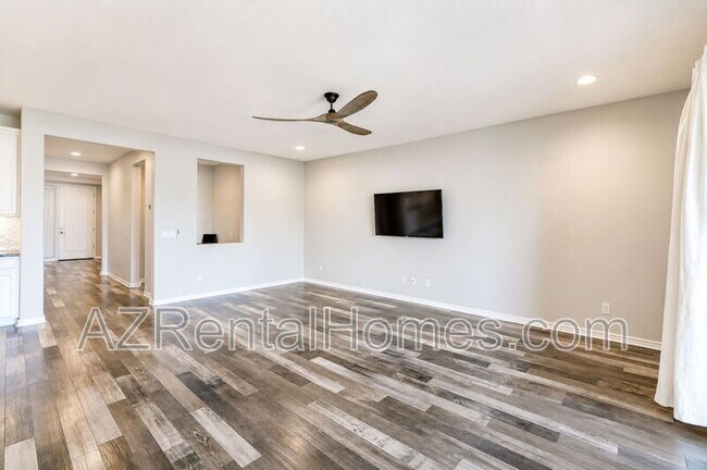 Building Photo - 9742 Thatcher Ave
