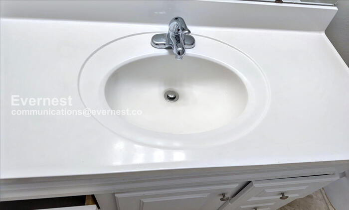 Building Photo - 825 E 5th St