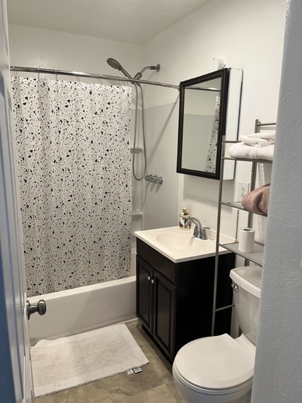 Building Photo - 690 El Rancho Dr