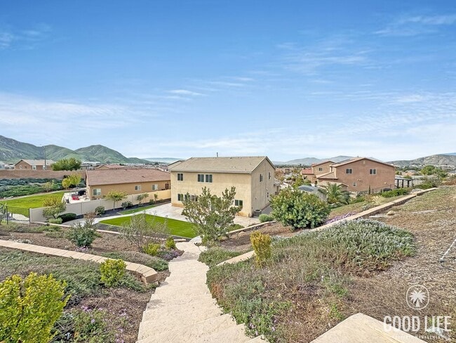 Building Photo - Beautiful 5Bd/3.5Ba Home in Cul-de-Sac in Riverside w/new Turf Back Yard and New Carpet!