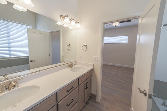 Building Photo - New Townhome in Hurricane