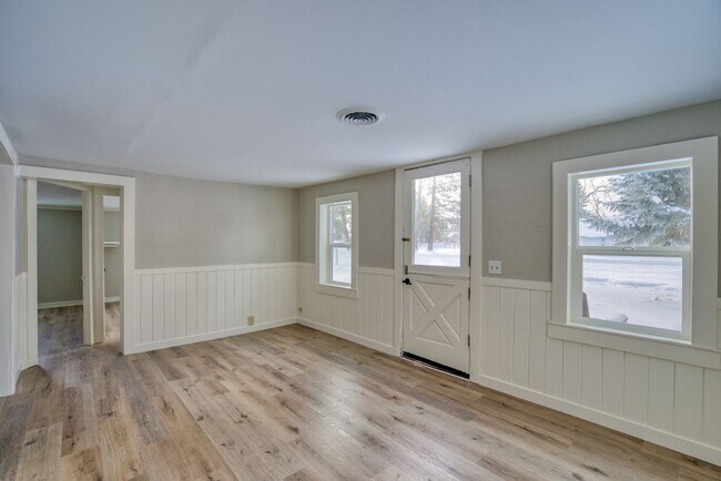 Building Photo - Crisp Remodeled 3-Bdr in Heart of Sisters! ***Move-in Special***