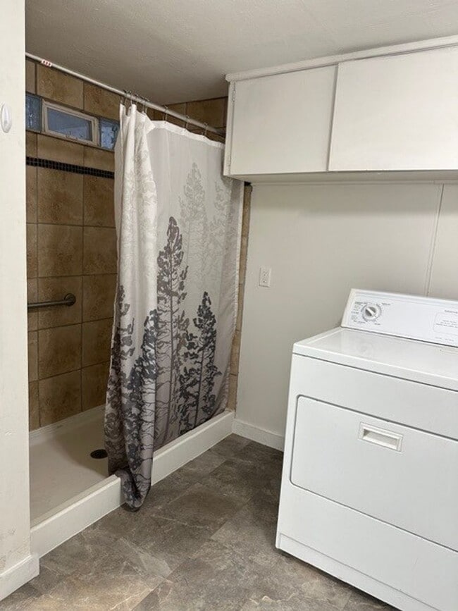 Building Photo - Recently renovated 4 bed, 2 bath home in Grants Pass!