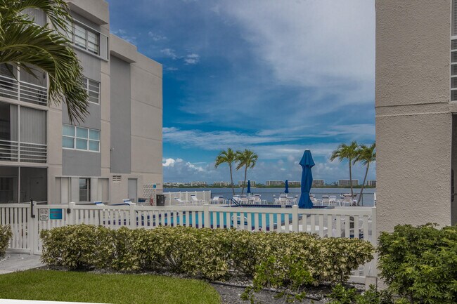 Building Photo - 1502 S Lakeside Dr