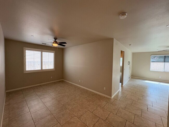 Building Photo - Lovely Clovis home Available Now!