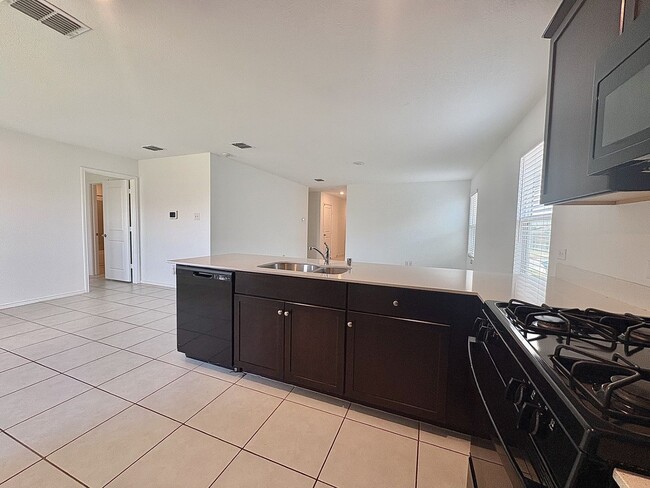 Building Photo - Modern Comfort Meets Prime Location – Single-Story Living at Its Best!