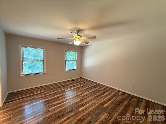 Building Photo - 336 Valley Glen Ct NW