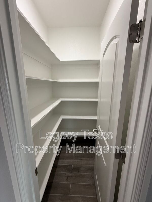 Building Photo - 910 Fuller Ave