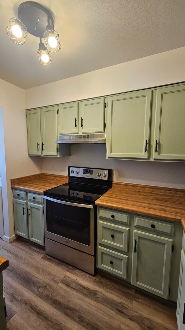 Building Photo - 3330 Queen Anne Way