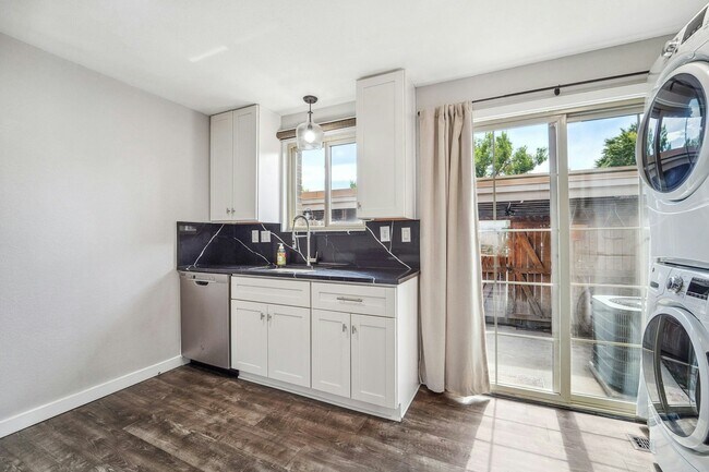 Building Photo - 374 Gladiola St