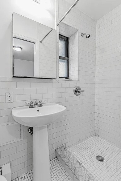 Building Photo - 325 E 10th St