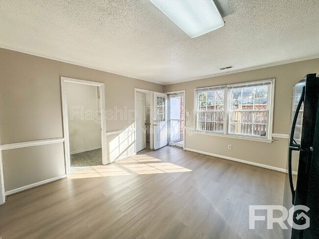 Building Photo - 2700 Thackery Rd