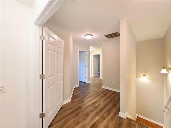 Building Photo - 140 Brook Cir SE