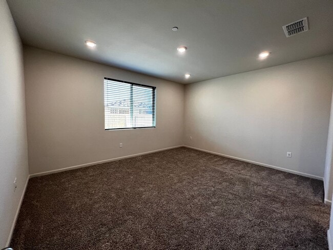 Building Photo - 2035 Greenbriar Dr
