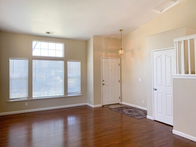 Building Photo - RENT REDUCED on 4 Bedroom with Huge Backyard!!!