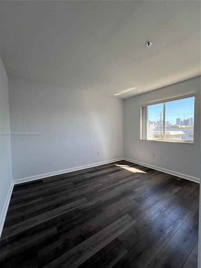 Building Photo - 717 SW 11th Ave