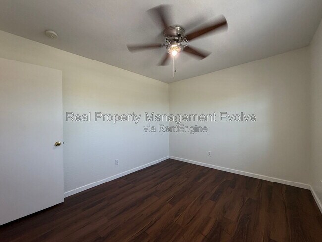 Building Photo - 6903 W Lawrence Ln