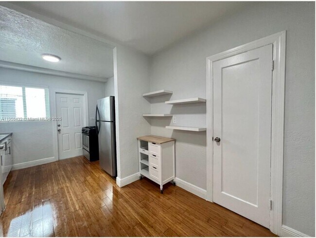 Primary Photo - 7315 Carlyle Ave