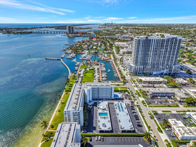 Building Photo - 301 Lake Shore Dr