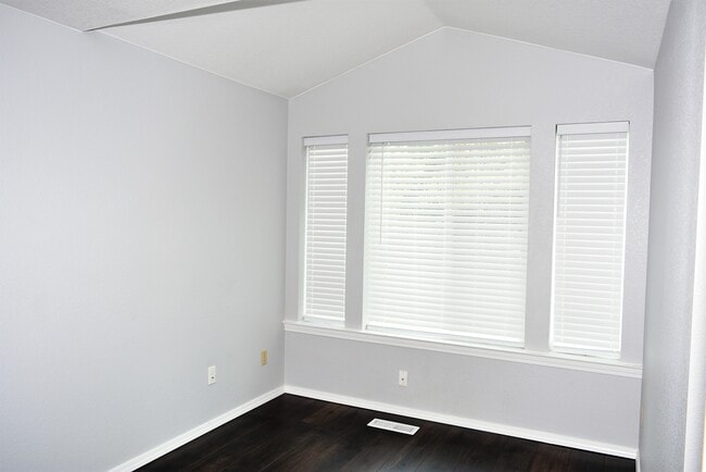 Building Photo - 5706 Crystal Ct SE