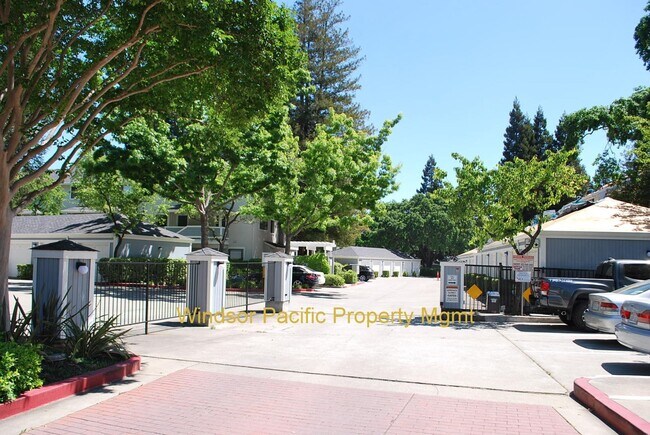 Building Photo - Fabulous Townhouse at Ashford Court - Close to BART, Downtown & Trails !
