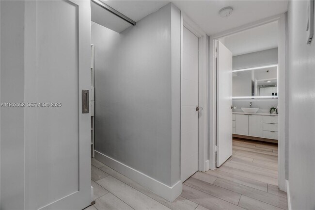 Building Photo - 100 Lincoln Rd