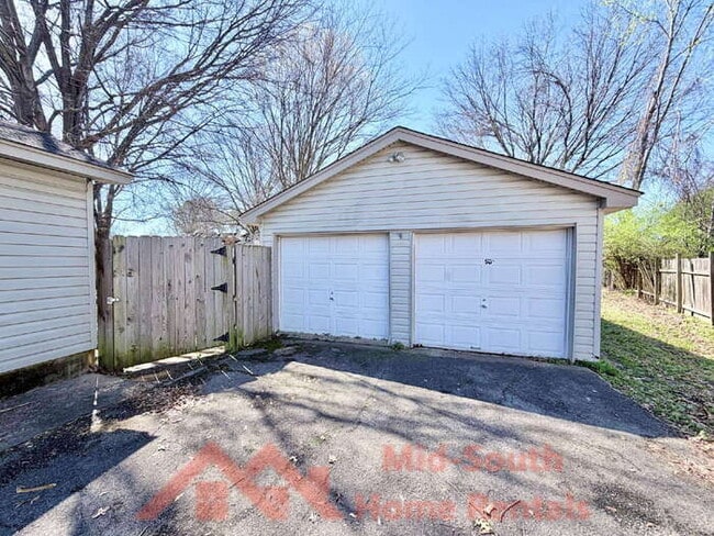 Building Photo - 7029 Tree Line Cove