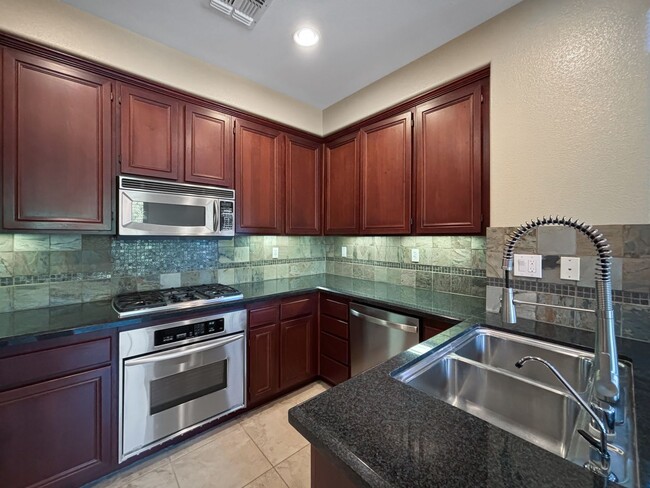 Building Photo - Beautiful & Spacious 2BD/2BA Townhouse in ...