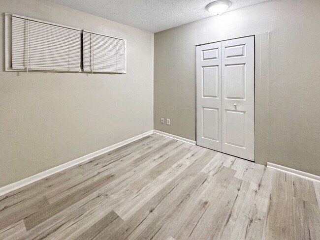 Building Photo - 1852-A Golf View Avenue #10