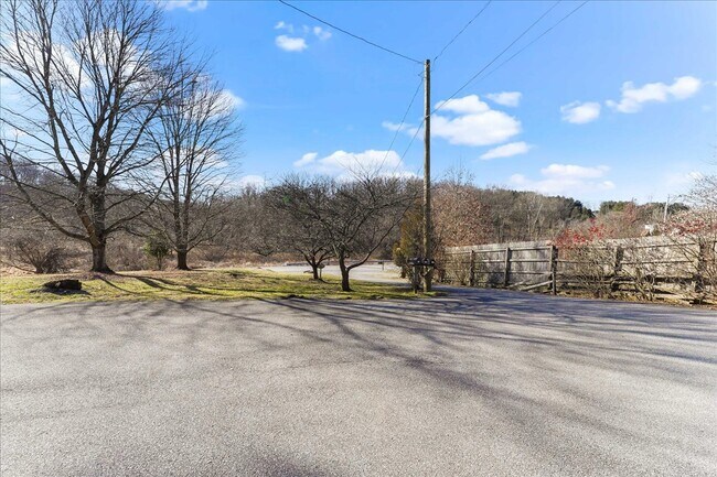 Building Photo - 825 Creek Rd