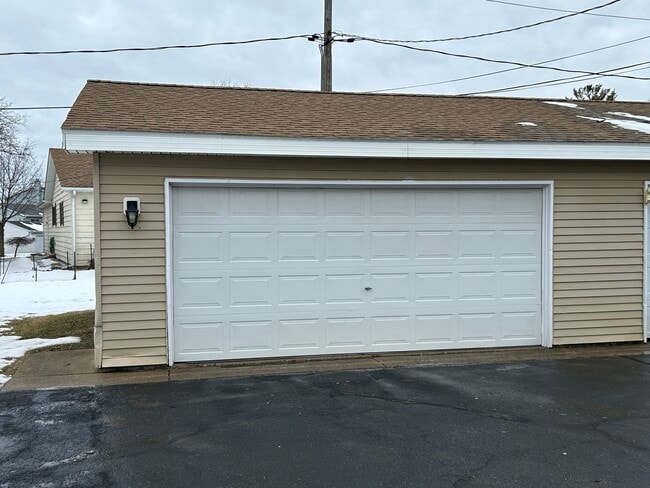 Building Photo - 350 1st Ct