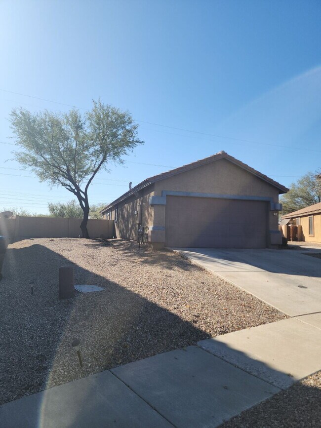 Building Photo - "Charming 3-Bedroom Oasis in Sahuarita - Spacious Living Awaits!"