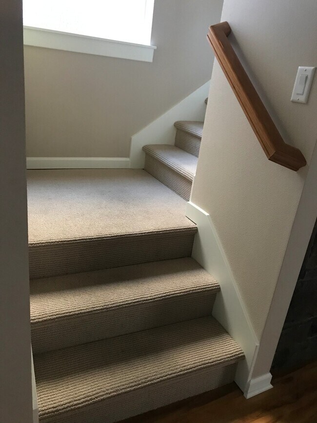 Building Photo - Beautiful NE Bend home, includes office an...