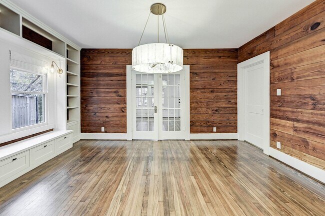 Building Photo - Completely renovated Heights historic bung...