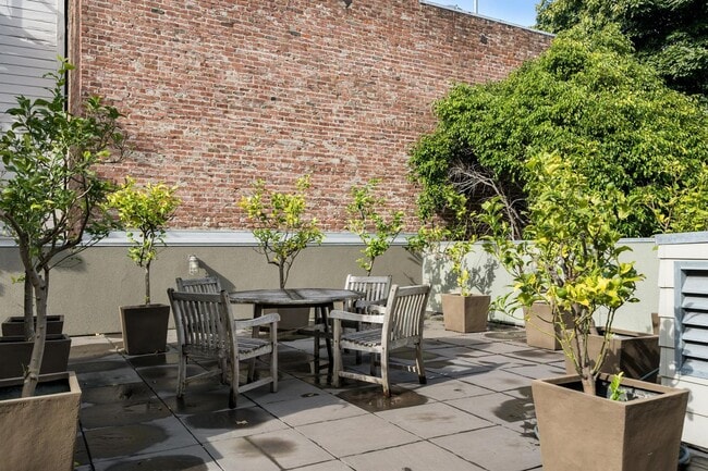 Building Photo - HIP 2BR/2BA Inner Mission Boutique Top Flo...