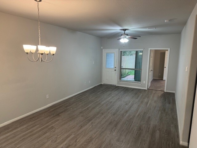 Building Photo - 156 Camelot Pl Ct