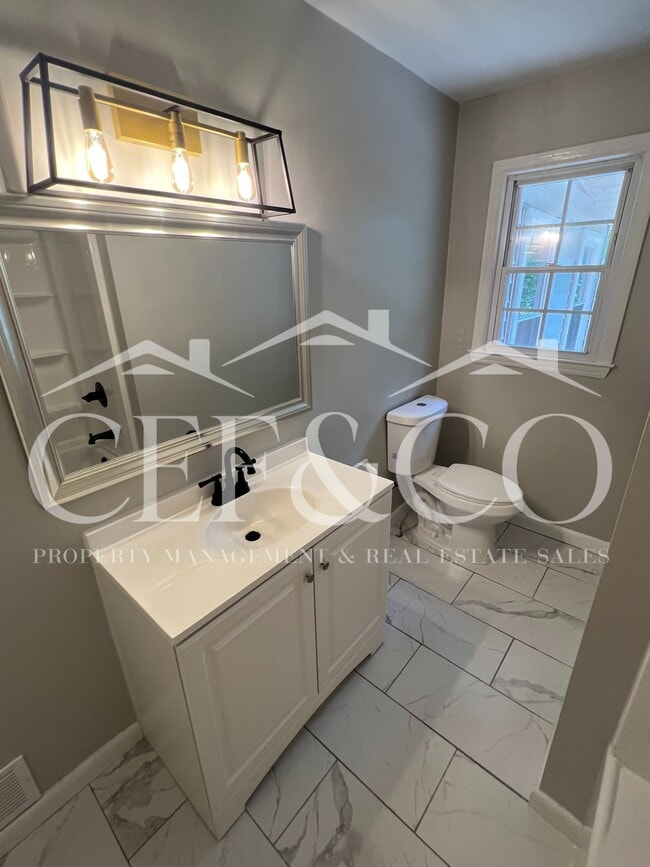 Building Photo - 421 Zellen Dr