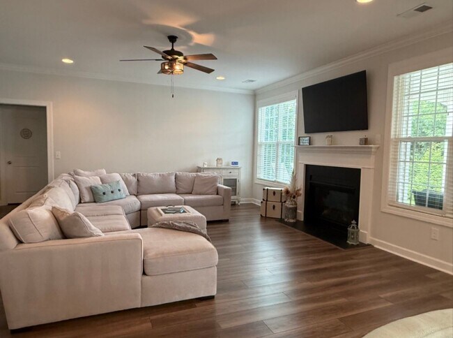 Building Photo - Luxury Living in Simpsonville – Spacious Home with Premium Amenities