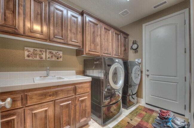 Building Photo - Beautiful former Meritage model home in the heart of Somersett. 4bed/3.5bath/3car 3764sf