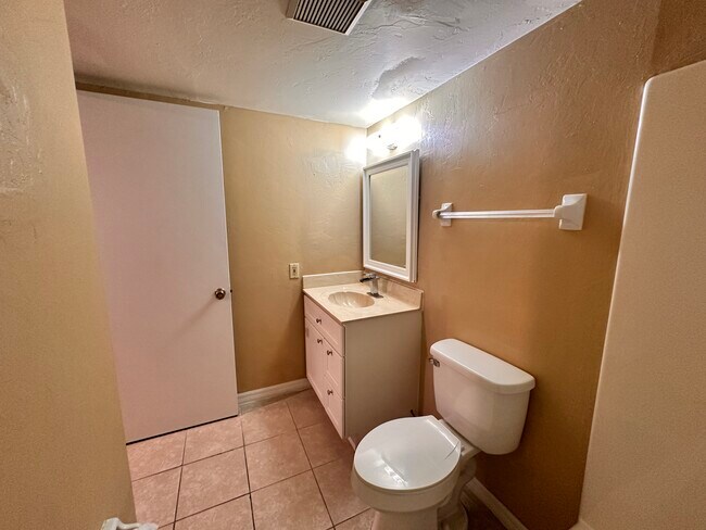 Building Photo - 4310 Santa Barbara Blvd